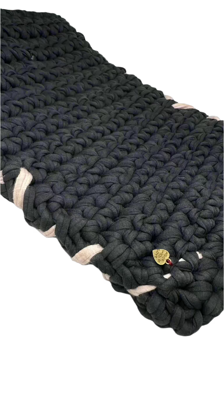 porta computer MacBook Air all'uncinetto grigio e rosa