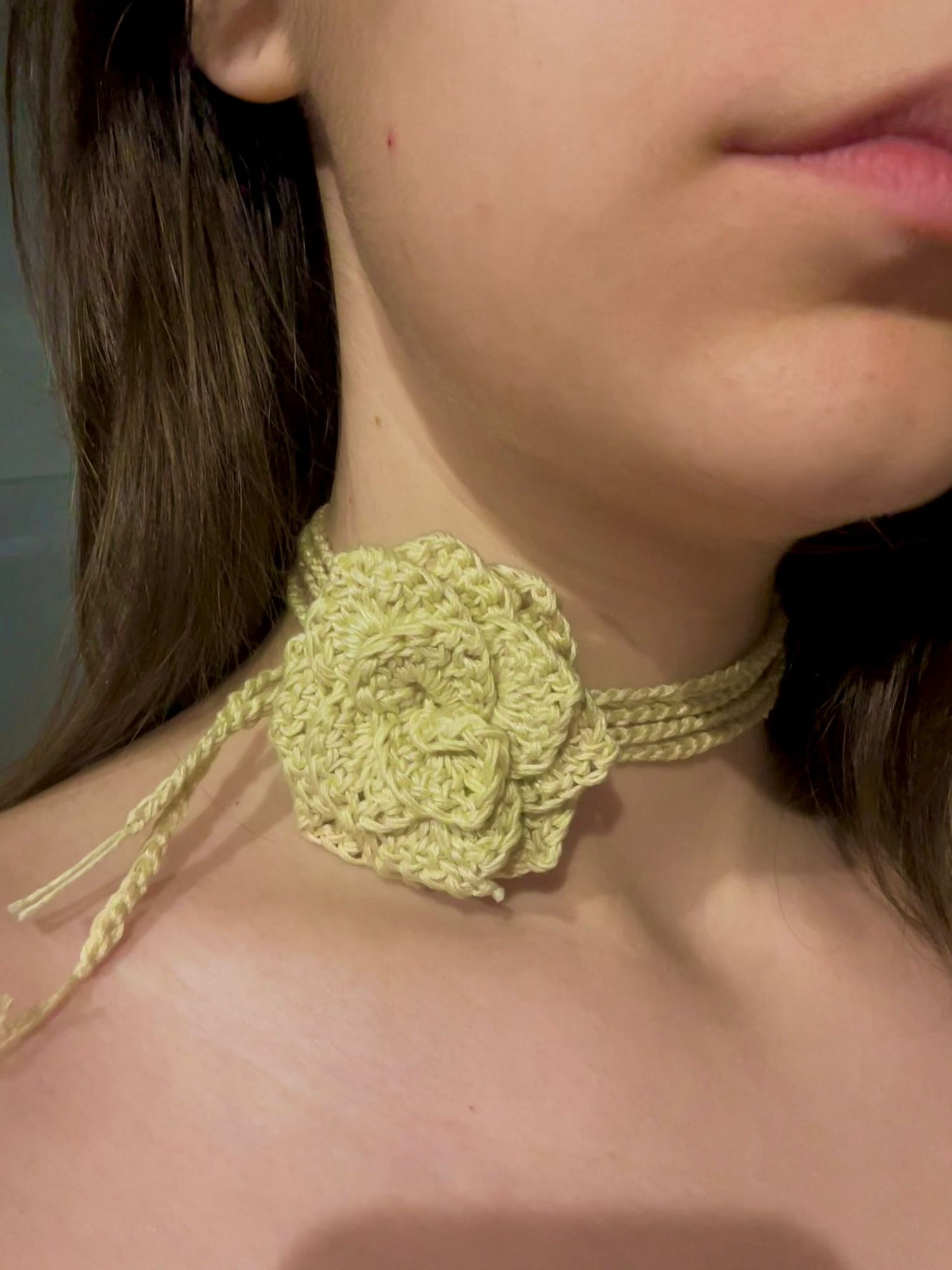 Choker collana rosa fatta a mano all'uncinetto